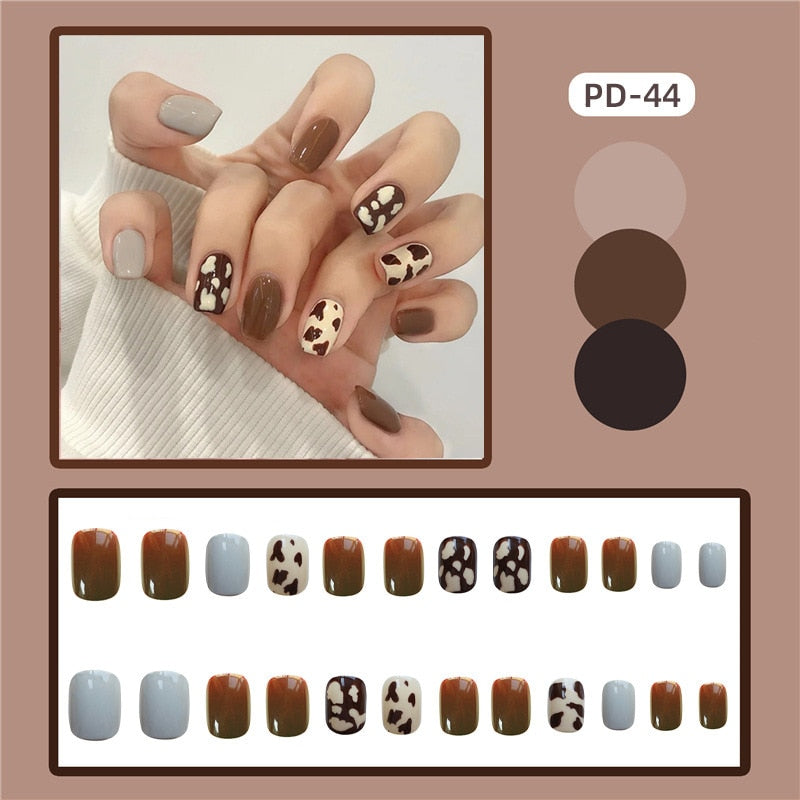 24Pcs/Box New Christmas Elk Snowflake Fake Nails Artificial Short Round Press on Acrylic Nails Tips Coffin Nail with Glue