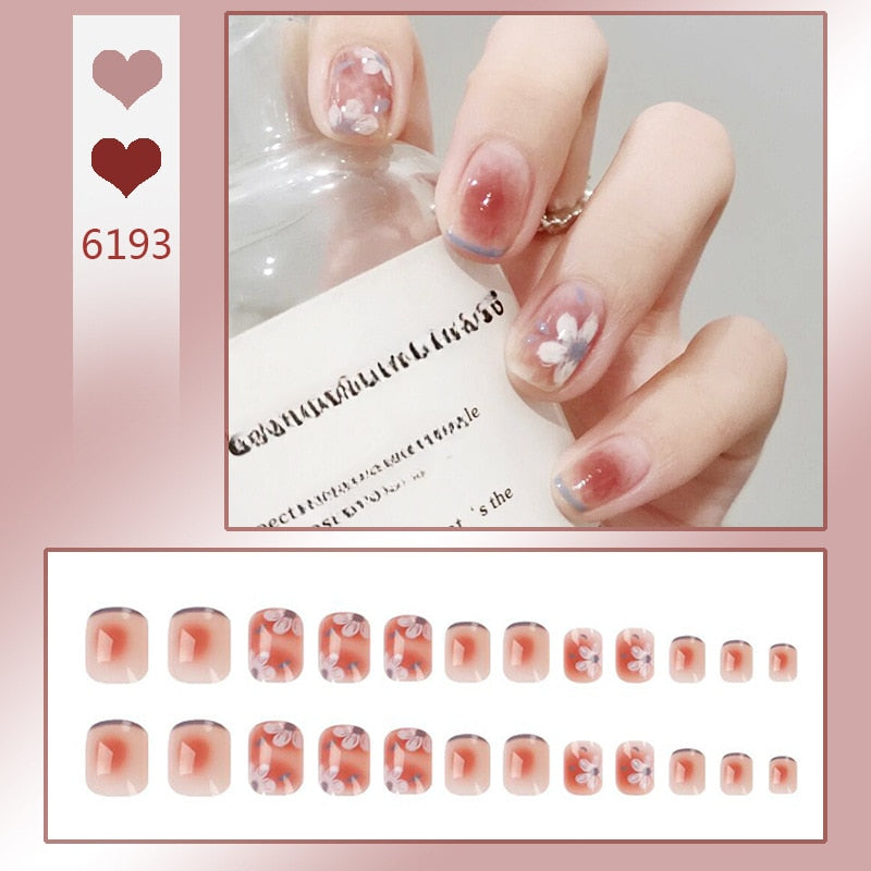 24Pcs/Box New Christmas Elk Snowflake Fake Nails Artificial Short Round Press on Acrylic Nails Tips Coffin Nail with Glue