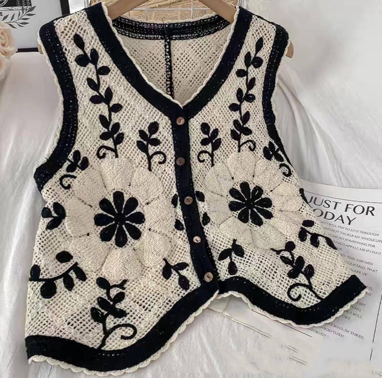 Women's Hollow Contrast Color Retro Knitted Vest