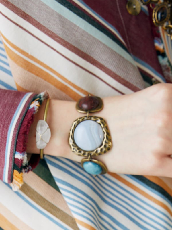 Modisches Armband mit geometrischem Metallstein 
